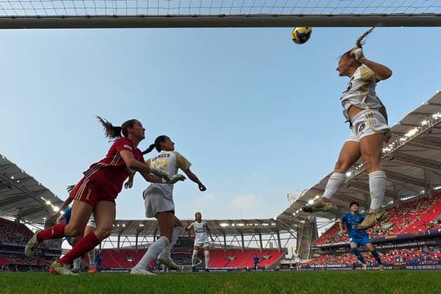 (251008) -- WUHAN, Oct. 8, 2025 -- Jess Philpot (1st R) of Auckland United FC makes a save during the FIFA Women s Championships Cup 2026 football match between Wuhan Jiangda WFC of China and Auckland United FC of New Zealand in Wuhan, central China s Hubei Province, Oct. 8, 2025. ) (SP)CHINA-WUHAN-FOOTBALL-FIFA WOMEN S CHAMPIONSHIPS CUP 2026-WUHAN JIANGDA WFC VS AUCKLAND UNITED FC (CN) XiaoxYijiu 