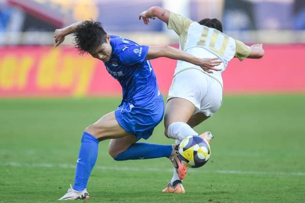 (251008) -- WUHAN, Oct. 8, 2025 -- Ma Jun (L) of Wuhan Jiangda WFC vies with Ava Collins of Auckland United FC during the FIFA Women s Championships Cup 2026 football match between Wuhan Jiangda WFC of China and Auckland United FC of New Zealand in Wuhan, central China s Hubei Province, Oct. 8, 2025. ) (SP)CHINA-WUHAN-FOOTBALL-FIFA WOMEN S CHAMPIONSHIPS CUP 2026-WUHAN JIANGDA WFC VS AUCKLAND UNITED FC (CN) DuxZixuan 