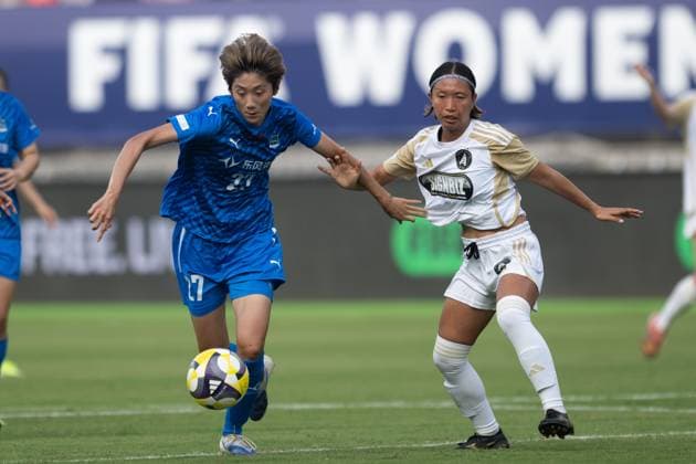 (251008) -- WUHAN, Oct. 8, 2025 -- Deng Mengye (L) of Wuhan Jiangda WFC vies with Harashima Yume of Auckland United FC during the FIFA Women s Championships Cup 2026 football match between Wuhan Jiangda WFC of China and Auckland United FC of New Zealand in Wuhan, central China s Hubei Province, Oct. 8, 2025. ) (SP)CHINA-WUHAN-FOOTBALL-FIFA WOMEN S CHAMPIONSHIPS CUP 2026-WUHAN JIANGDA WFC VS AUCKLAND UNITED FC (CN) XiaoxYijiu 
