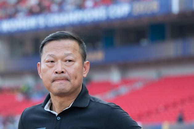 (251008) -- WUHAN, Oct. 8, 2025 -- Wuhan Jiangda WFC s head coach Chang Weiwei reacts before the FIFA Women s Championships Cup 2026 football match between Wuhan Jiangda WFC of China and Auckland United FC of New Zealand in Wuhan, central China s Hubei Province, Oct. 8, 2025. ) (SP)CHINA-WUHAN-FOOTBALL-FIFA WOMEN S CHAMPIONSHIPS CUP 2026-WUHAN JIANGDA WFC VS AUCKLAND UNITED FC (CN) DuxZixuan 