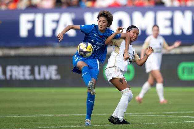 (251008) -- WUHAN, Oct. 8, 2025 -- Deng Mengye (L) of Wuhan Jiangda WFC vies with Harashima Yume of Auckland United FC during the FIFA Women s Championships Cup 2026 football match between Wuhan Jiangda WFC of China and Auckland United FC of New Zealand in Wuhan, central China s Hubei Province, Oct. 8, 2025. ) (SP)CHINA-WUHAN-FOOTBALL-FIFA WOMEN S CHAMPIONSHIPS CUP 2026-WUHAN JIANGDA WFC VS AUCKLAND UNITED FC (CN) XiaoxYijiu 