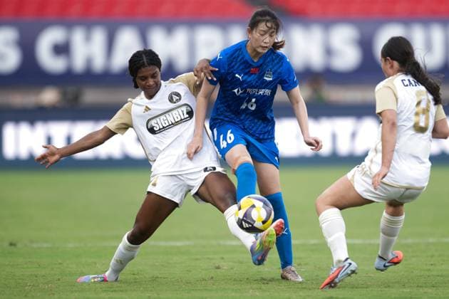 (251008) -- WUHAN, Oct. 8, 2025 -- Huang Baoying (C) of Wuhan Jiangda WFC vies with Rene Wasi (L) of Auckland United FC during the FIFA Women s Championships Cup 2026 football match between Wuhan Jiangda WFC of China and Auckland United FC of New Zealand in Wuhan, central China s Hubei Province, Oct. 8, 2025. ) (SP)CHINA-WUHAN-FOOTBALL-FIFA WOMEN S CHAMPIONSHIPS CUP 2026-WUHAN JIANGDA WFC VS AUCKLAND UNITED FC (CN) XiaoxYijiu 