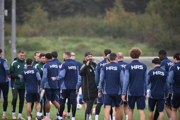 Coach Miron Muslic FC Schalke 04 , mi , welcomes the players 08 10 2025, Soccer 2 Bundesliga, Season 2025 2026, Training FC Schalke 04 Gelsenkirchen Nordrhein Westfalen Germany Team2