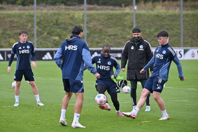 Coach Miron Muslic FC Schalke 04 was actively involved in the training session, from right , Dylan Leonard FC Schalke 04 , Christopher Antwi Adjei Schalke 04 , Mertcan Ayhan Schalke 04 , Max Grüger FC Schalke 04 08 10 2025, Football 2 Bundesliga, Season 2025 2026, Training FC Schalke 04 Gelsenkirchen North Rhine-Westphalia Germany Team2