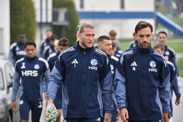 The players arrive at the training ground, from left , Goalkeeper Loris Karius Schalke 04 , Kenan Karaman FC Schalke 04 08 10 2025, Soccer 2 Bundesliga, Season 2025 2026, Training FC Schalke 04 Gelsenkirchen Nordrhein Westfalen Germany Team2