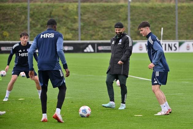 Coach Miron Muslic FC Schalke 04 was actively involved in the training session, on the right Dylan Leonard FC Schalke 04 08 10 2025, Soccer 2 Bundesliga, Season 2025 2026, Training FC Schalke 04 Gelsenkirchen North Rhine-Westphalia Germany Team2