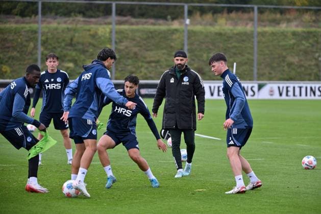 Coach Miron Muslic FC Schalke 04 was actively involved in the training session, from left , Bryan Lasme FC Schalke 04 , Mertcan Ayhan Schalke 04 , Soufiane El Faouzi Schalke 04 , Coach Miron Muslic FC Schalke 04 , Dylan Leonard FC Schalke 04 08 10 2025, Soccer 2 Bundesliga, Season 2025 2026, Training FC Schalke 04 Gelsenkirchen Nordrhein Westfalen Germany Team2