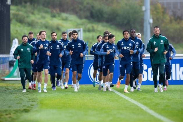 08 10 2025, Football, Season 2025 2026, Training FC Schalke 04, The players of S04 warm up, from l Co Coach Tim Hoogland FC Schalke 04 , Janik Bachmann FC Schalke 04 , Max Grüger FC Schalke 04 , Kenan Karaman FC Schalke 04 , Ron Schallenberg FC Schalke 04 , Mertcan Ayhan FC Schalke 04 , Soufiane El Faouzi FC Schalke 04 , Anton Donkor FC Schalke 04 , Bryan Lasme FC Schalke 04 , Athletics coach Alexander Storck FC Schalke 04 , Gelsenkirchen training ground FC Schalke 04 NRW Germany xRHR PHOTO YYx Copyright: RHR-FOTOx RHR-FOTO YY