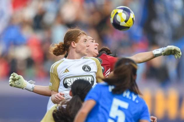 (251008) -- WUHAN, Oct. 8, 2025 -- Auckland United FC s goalkeeper Hannah Mitchell (top R) and player Kristen Molloy (top L) compete during the FIFA Women s Championships Cup 2026 football match between Wuhan Jiangda WFC of China and Auckland United FC of New Zealand in Wuhan, central China s Hubei Province, Oct. 8, 2025. ) (SP)CHINA-WUHAN-FOOTBALL-FIFA WOMEN S CHAMPIONSHIPS CUP 2026-WUHAN JIANGDA WFC VS AUCKLAND UNITED FC (CN) DuxZixuan 