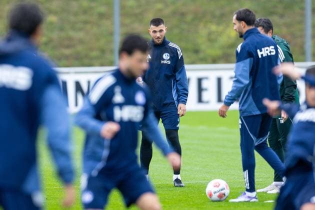 08 10 2025, Football, Season 2025 2026, Training FC Schalke 04, Hasan Kurucay FC Schalke 04 watching, Gelsenkirchen Training ground FC Schalke 04 NRW Germany xRHR PHOTO YYx Copyright: RHR-FOTOx RHR-FOTO YY