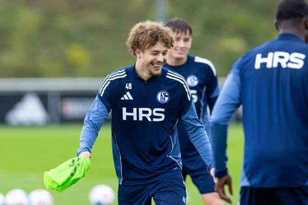 08 10 2025, Football, Season 2025 2026, Training FC Schalke 04, Mika Khadr FC Schalke 04 laughs, Gelsenkirchen Training ground FC Schalke 04 NRW Germany xRHR PHOTO YYx Copyright: RHR-FOTOx RHR-FOTO YY
