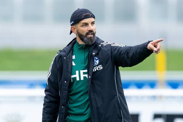 08 10 2025, Football, Season 2025 2026, Training FC Schalke 04, Coach Miron Muslic FC Schalke 04 gives instructions, Gelsenkirchen Training ground FC Schalke 04 NRW Germany xRHR PHOTO YYx Copyright: RHR-FOTOx RHR-FOTO YY