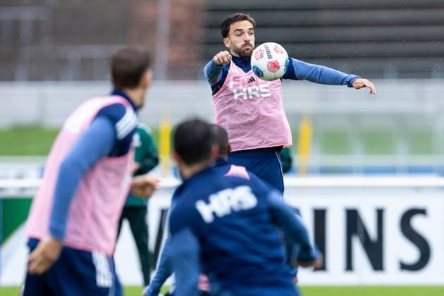 08 10 2025, Football, Season 2025 2026, Training FC Schalke 04, Kenan Karaman FC Schalke 04 takes the ball with his chest, Gelsenkirchen Training ground FC Schalke 04 NRW Germany xRHR PHOTO YYx Copyright: RHR-FOTOx RHR-FOTO YY