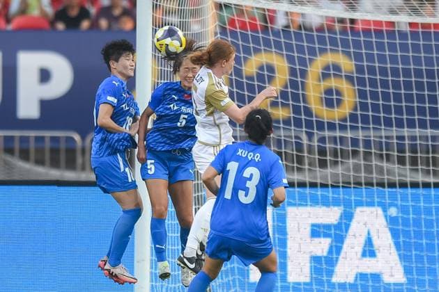 (251008) -- WUHAN, Oct. 8, 2025 -- Wu Haiyan (2nd L) of Wuhan Jiangda WFC and Kristen Molloy (2nd R) of Auckland United FC vie for a header during the FIFA Women s Championships Cup 2026 football match between Wuhan Jiangda WFC of China and Auckland United FC of New Zealand in Wuhan, central China s Hubei Province, Oct. 8, 2025. ) (SP)CHINA-WUHAN-FOOTBALL-FIFA WOMEN S CHAMPIONSHIPS CUP 2026-WUHAN JIANGDA WFC VS AUCKLAND UNITED FC (CN) DuxZixuan 