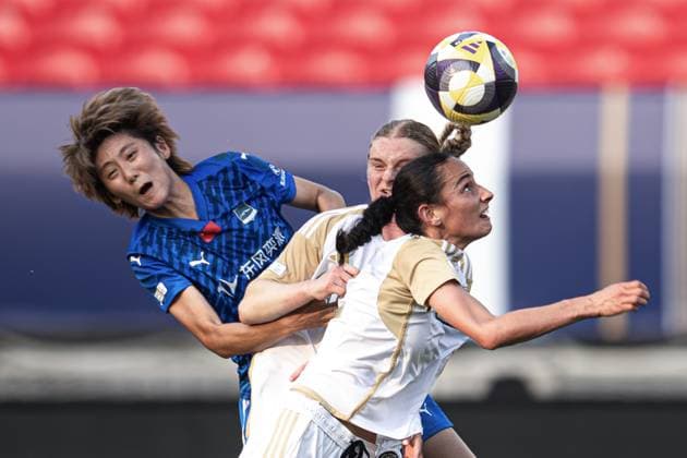 (251008) -- WUHAN, Oct. 8, 2025 -- Deng Mengye (L) of Wuhan Jiangda WFC vies for a header with Alaina Granger (R) of Auckland United FC during the FIFA Women s Championships Cup 2026 football match between Wuhan Jiangda WFC of China and Auckland United FC of New Zealand in Wuhan, central China s Hubei Province, Oct. 8, 2025. ) (SP)CHINA-WUHAN-FOOTBALL-FIFA WOMEN S CHAMPIONSHIPS CUP 2026-WUHAN JIANGDA WFC VS AUCKLAND UNITED FC (CN) XiaoxYijiu 