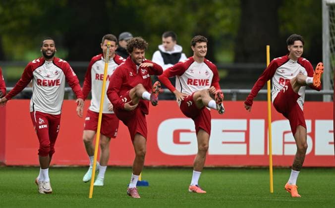 08 10 2025, xophax, Fußball , Fußball Bundesliga 1 FC Köln Saison 2025 2026 Training V l n rechts Linton Maina , Dominique Heintz , Luca Waldschmidt , Eric Martel und Denis Huseinbasic DFL DFB REGULATIONS PROHIBIT ANY USE OF PHOTOGRAPHS as IMAGE SEQUENCES and or QUASI VIDEO Koeln