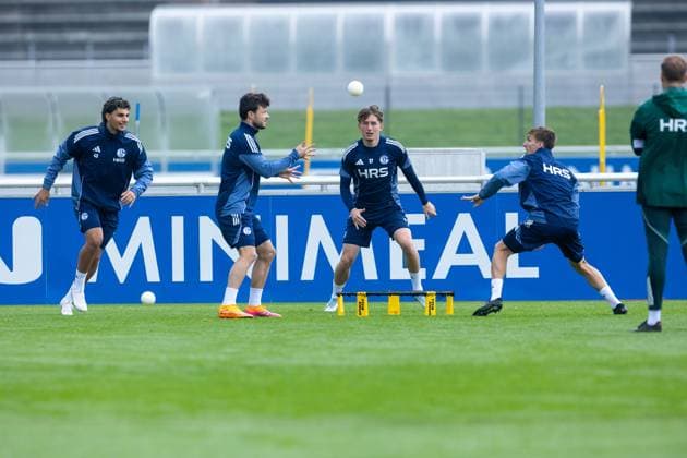 08 10 2025, Football, Season 2025 2026, Training FC Schalke 04, f l Mertcan Ayhan FC Schalke 04 , Adrian Gantenbein FC Schalke 04 , Max Grüger FC Schalke 04 , Vitalie Becker FC Schalke 04 playing spikeball, Gelsenkirchen training ground FC Schalke 04 NRW Germany xRHR PHOTO YYx Copyright: RHR-FOTOx RHR-FOTO YY