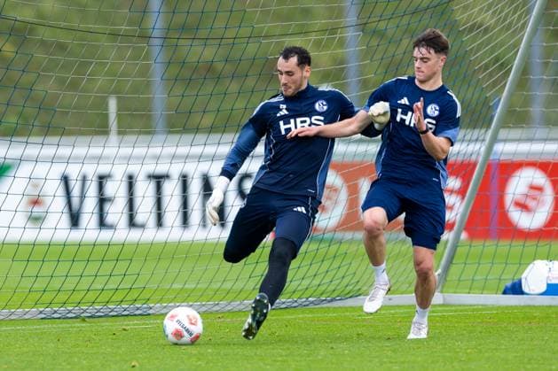 08 10 2025, Football, Season 2025 2026, Training FC Schalke 04, f l Goalkeeper Justin Heekeren FC Schalke 04 , Dylan Leonard FC Schalke 04 , Gelsenkirchen Training ground FC Schalke 04 NRW Germany xRHR PHOTO YYx Copyright: RHR-FOTOx RHR-FOTO YY