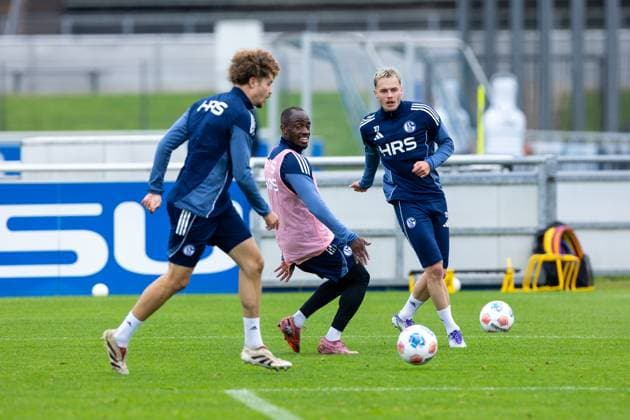 08 10 2025, Football, Season 2025 2026, Training FC Schalke 04, f l Mika Khadr FC Schalke 04 , Christopher Antwi Adjei FC Schalke 04 , Finn Porath FC Schalke 04 , Gelsenkirchen Training ground FC Schalke 04 NRW Germany xRHR PHOTO YYx Copyright: RHR-FOTOx RHR-FOTO YY