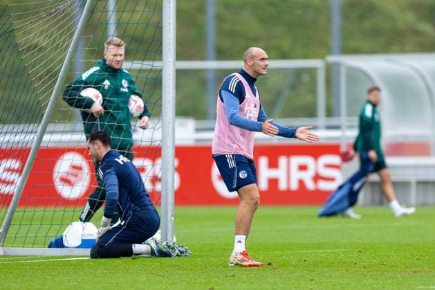 08 10 2025, Football, Season 2025 2026, Training FC Schalke 04, Henning Matriciani FC Schalke 04 is angry, Gelsenkirchen Training ground FC Schalke 04 NRW Germany xRHR PHOTO YYx Copyright: RHR-FOTOx RHR-FOTO YY