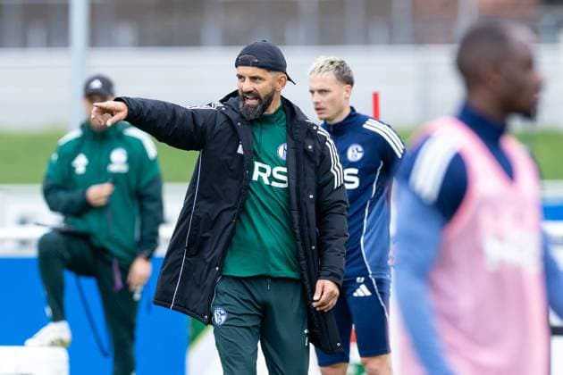 08 10 2025, Football, Season 2025 2026, Training FC Schalke 04, Coach Miron Muslic FC Schalke 04 gives instructions, Gelsenkirchen Training ground FC Schalke 04 NRW Germany xRHR PHOTO YYx Copyright: RHR-FOTOx RHR-FOTO YY