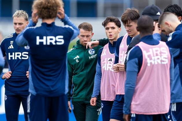 08 10 2025, Football, Season 2025 2026, Training FC Schalke 04, f l Finn Porath FC Schalke 04 , Co Coach Eddie Lattimore FC Schalke 04 , Soufiane El Faouzi FC Schalke 04 , Max Grüger FC Schalke 04 , Gelsenkirchen Training ground FC Schalke 04 NRW Germany xRHR PHOTO YYx Copyright: RHR-FOTOx RHR-FOTO YY