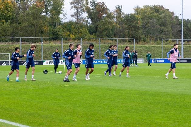 08 10 2025, Soccer, Season 2025 2026, Training FC Schalke 04, Training with f l Ayman Gulasi FC Schalke 04 , Mika Khadr FC Schalke 04 , Hasan Kurucay FC Schalke 04 , Felipe Sanchez FC Schalke 04 , Max Grüger FC Schalke 04 , Mertcan Ayhan FC Schalke 04 , Kenan Karaman FC Schalke 04 , Dylan Leonard FC Schalke 04 , Mauro Zalazar FC Schalke 04 , Soufiane El Faouzi FC Schalke 04 , Gelsenkirchen training ground FC Schalke 04 NRW Germany xRHR PHOTO YYx Copyright: RHR-FOTOx RHR-FOTO YY