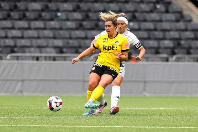 Jana Kohler BSC YB Women , 29 and Alisa Spahic SFK 2000 Sarajevo , 10 in duel , Switzerland, Women Soccer, UEFA Women s Europa Cup, Second qualifying round, BSC YB Women vs SFK 2000 Sarajewo, 08 10 2025, Stadion Wankdorf, Bern, Switzerland Bern Stadion Wankdorf Canton Bern Switzerland Copyright: xGrantxHubbsx