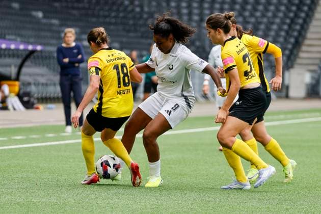 Wibke Meister BSC YB Women , 18 , Lili Baidoe SFK 2000 Sarajevo , 09 and Giulia Schlup BSC YB Women , 31 fighting for the ball , Switzerland, Women Soccer, UEFA Women s Europa Cup, Second qualifying round, BSC YB Women vs SFK 2000 Sarajewo, 08 10 2025, Stadion Wankdorf, Bern, Switzerland Bern Stadion Wankdorf Canton Bern Switzerland Copyright: xGrantxHubbsx