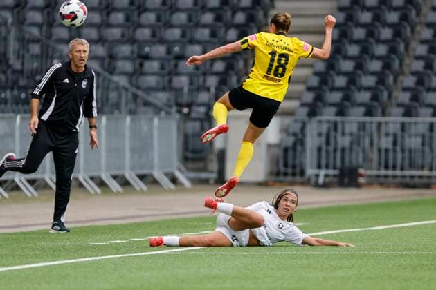 Wibke Meister BSC YB Women , 18 and Katarina Cadenovic SFK 2000 Sarajevo , 16 in duel , Switzerland, Women Soccer, UEFA Women s Europa Cup, Second qualifying round, BSC YB Women vs SFK 2000 Sarajewo, 08 10 2025, Stadion Wankdorf, Bern, Switzerland Bern Stadion Wankdorf Canton Bern Switzerland Copyright: xGrantxHubbsx
