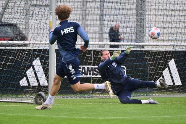 Goalkeeper Loris Karius Schalke 04 in action 08 10 2025, Soccer 2 Bundesliga, Season 2025 2026, Training FC Schalke 04 Gelsenkirchen Nordrhein Westfalen Germany Team2