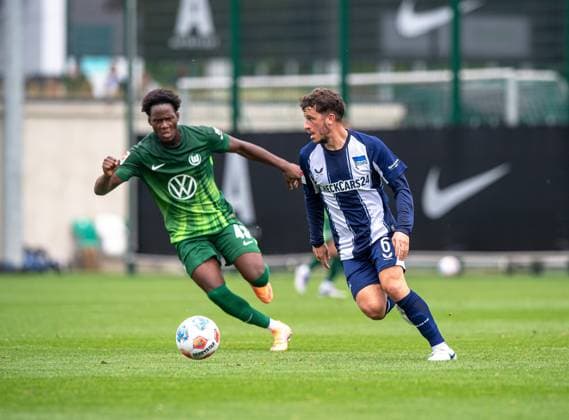Soccer, Men, Season 2025 26, Test match, VfL Wolfsburg Hertha BSC, v l Trevor Benedict Wolfsburg , Diego Demme Hertha BSC , 08 10 2025, Copyright: xSebastianxRäppold MatthiasxKochx