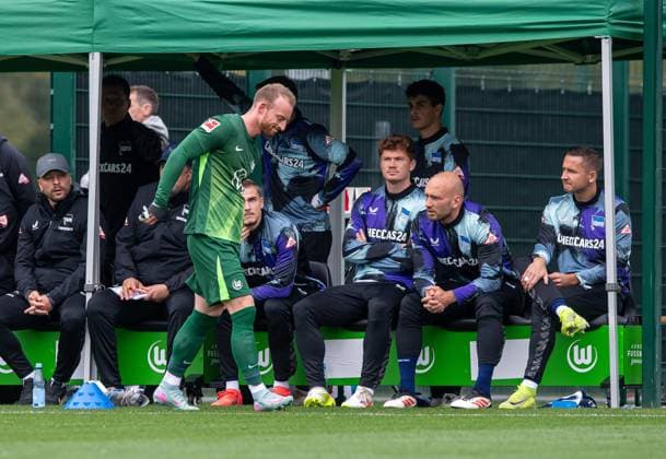 Football, Men, Season 2025 26, Test match, VfL Wolfsburg Hertha BSC, Maximilian Arnold Wolfsburg was substituted after a few minutes due to injury, 08 10 2025, Copyright: xSebastianxRäppold MatthiasxKochx