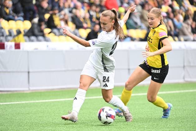 08 10 2025, Bern, Stadion Wankdorf, Women s Europa Cup BSC Young Boys Women SFK 2000 Sarajevo, Andrea Gavric of Sarajevo against Noa Munger of Young Boys Bern Stadion Wankdorf Bern Switzerland Copyright: xJustPictures.ch ManuelxWinterbergerx jp-de-MaWi-MWI_3829