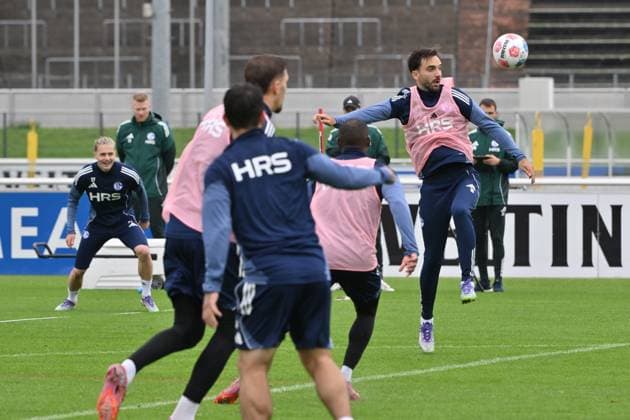 Kenan Karaman FC Schalke 04 , re , in action 08 10 2025, Soccer 2 Bundesliga, Season 2025 2026, Training FC Schalke 04 Gelsenkirchen Nordrhein Westfalen Germany Team2