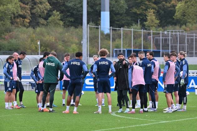 Coach Miron Muslic FC Schalke 04 , mi , gives instructions to his players 08 10 2025, Football 2 Bundesliga, Season 2025 2026, Training FC Schalke 04 Gelsenkirchen North Rhine-Westphalia Germany Team2