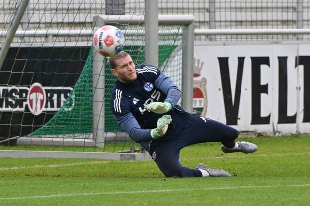 Goalkeeper Loris Karius Schalke 04 in action 08 10 2025, Soccer 2 Bundesliga, Season 2025 2026, Training FC Schalke 04 Gelsenkirchen Nordrhein Westfalen Germany Team2