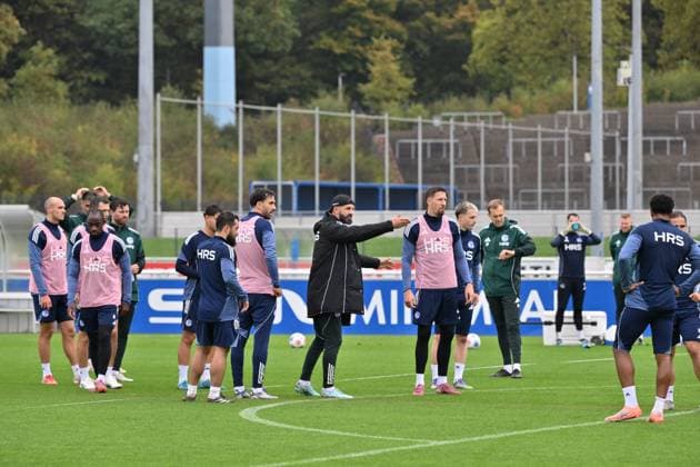 Coach Miron Muslic FC Schalke 04 , mi , gives instructions to his players 08 10 2025, Football 2 Bundesliga, Season 2025 2026, Training FC Schalke 04 Gelsenkirchen North Rhine-Westphalia Germany Team2