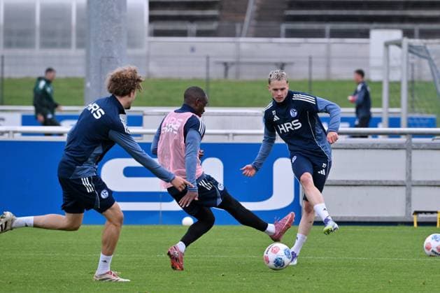 Finn Porath FC Schalke 04 , Christopher Antwi Adjei Schalke 04 , v re 08 10 2025, Soccer 2 Bundesliga, Season 2025 2026, Training FC Schalke 04 Gelsenkirchen Nordrhein Westfalen Germany Team2