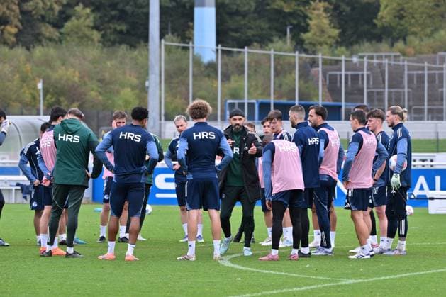 Coach Miron Muslic FC Schalke 04 , mi , gives instructions to his players 08 10 2025, Football 2 Bundesliga, Season 2025 2026, Training FC Schalke 04 Gelsenkirchen North Rhine-Westphalia Germany Team2