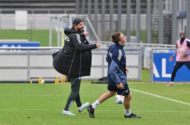 Coach Miron Muslic FC Schalke 04 , left , and Felipe Sanchez Schalke 04 have fun 08 10 2025, Soccer 2 Bundesliga, Season 2025 2026, Training FC Schalke 04 Gelsenkirchen Nordrhein Westfalen Germany Team2