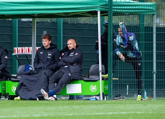 Soccer, Men, Season 2025 26, Test match, VfL Wolfsburg Hertha BSC, f l Sebastian Grönning Hertha BSC , Toni Leistner Hertha BSC , Paul Seguin Hertha BSC on the bench, 08 10 2025, Copyright: xSebastianxRäppold MatthiasxKochx