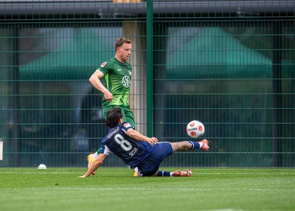 Soccer, Men, Season 2025 26, Test match, VfL Wolfsburg Hertha BSC, v l Yannick Gerhardt Wolfsburg , Kevin Sessa Hertha BSC , 08 10 2025, Copyright: xSebastianxRäppold MatthiasxKochx