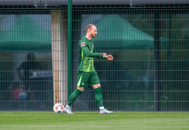 Football, Men, Season 2025 26, Test match, VfL Wolfsburg Hertha BSC, Maximilian Arnold Wolfsburg was substituted after a few minutes due to injury, 08 10 2025, Copyright: xSebastianxRäppold MatthiasxKochx