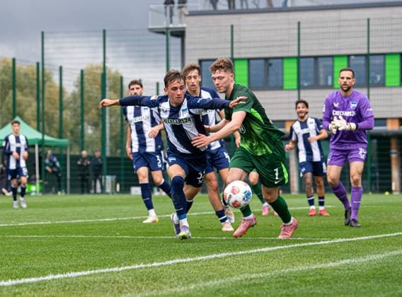 Soccer, Men, Season 2025 26, Test match, VfL Wolfsburg Hertha BSC, f l Michal Karbownik Hertha BSC , Andreas Skov Olsen Wolfsburg , 08 10 2025, Copyright: xSebastianxRäppold MatthiasxKochx