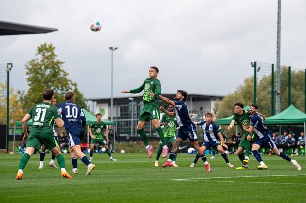 Soccer, Men, Season 2025 26, Test match, VfL Wolfsburg Hertha BSC, f l Yannick Gerhardt Wolfsburg , Michael Cuisance Hertha BSC , Bence Dardai Wolfsburg , Kevin Sessa Hertha BSC , Jenson Seelt Wolfsburg , Agustin Rogel Hertha BSC , 08 10 2025, Copyright: xSebastianxRäppold MatthiasxKochx