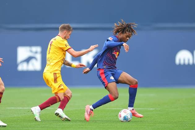 RB Leipzig Dukla Prague test match Leipzig, 08 10 2025, Training center at Cottweg, Football, Men, Season 2025 2026, Test match, RB Leipzig FK Dukla Prague , In the picture from l Jan Peterka 7, Prague and Joyeux Masanka Bungi RB Leipzig ,