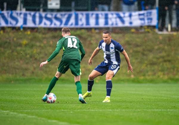 Soccer, Men, Season 2025 26, Test match, VfL Wolfsburg Hertha BSC, v l Elia Dittrich Wolfsburg , Paul Seguin Hertha BSC , 08 10 2025, Copyright: xSebastianxRäppold MatthiasxKochx