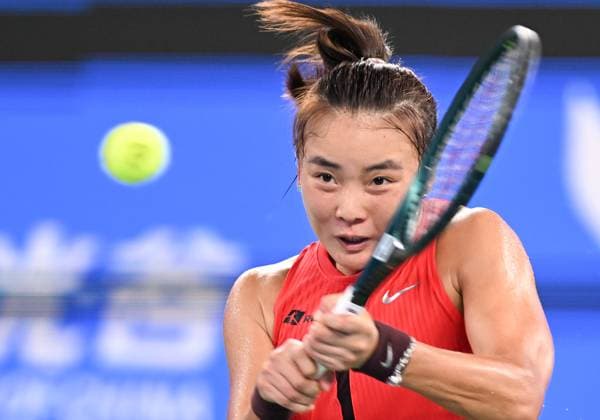 (251008) -- WUHAN, Oct. 8, 2025 -- Yuan Yue of China hits a return during the women s singles round of 32 match against Jasmine Paolini of Italy at the 2025 Wuhan Open tennis tournament in Wuhan, central China s Hubei Province, Oct. 8, 2025. ) (SP)CHINA-WUHAN-TENNIS-WUHAN OPEN-WOMEN S SINGLES (CN) ChengxMin 