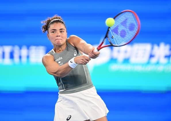 (251008) -- WUHAN, Oct. 8, 2025 -- Jasmine Paolini of Italy hits a return during the women s singles round of 32 match against Yuan Yue of China at the 2025 Wuhan Open tennis tournament in Wuhan, central China s Hubei Province, Oct. 8, 2025. ) (SP)CHINA-WUHAN-TENNIS-WUHAN OPEN-WOMEN S SINGLES (CN) ChengxMin 